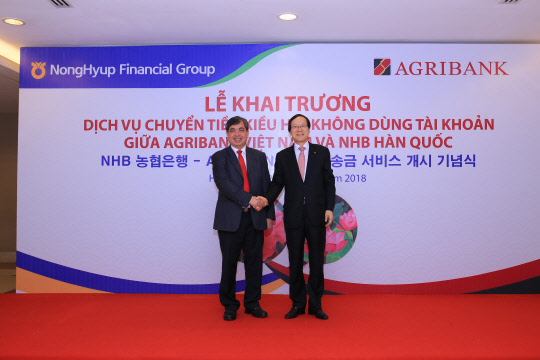 23일 베트남 하노이 풀만호텔에서 열린 농협금융-Agri Bank 무계좌 송금서비스 개시 기념식에서 Agri Bank 찐 응옥 칸(왼쪽)회장과 김용환 농협금융 회장이 기념촬영을 하고 있다. NH농협금융 제공